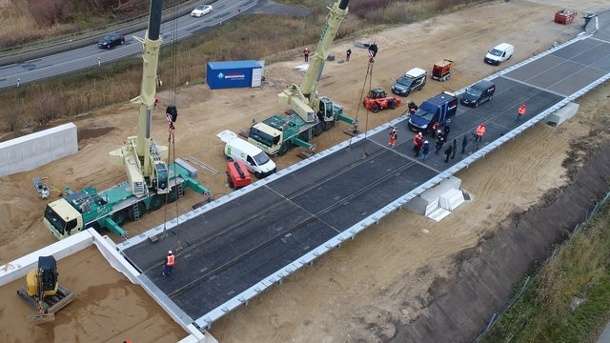 Abgesackte A20  Behelfsbrücke über Autobahnkrater freigegeben